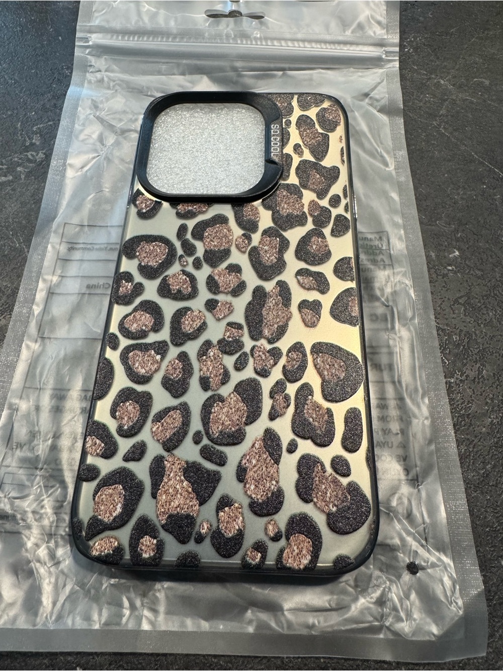 Leopard Glitter Pattern Protective iPhone 15/Pro Case - Gold & Black